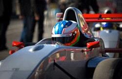 En racebil kör nerför gatan. (AI text)