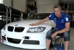 En man sitter på en bänk bredvid en BMW M3. (AI text)