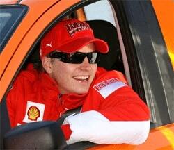 En man i en röd hatt och solglasögon sitter i en bil. (AI text)