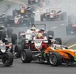 en grupp racerbilar på en bana (AI text)