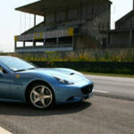 En Ferrari California parkerad på en racerbana. (AI text)