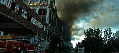 En brandbil står parkerad framför ett byggnad. (AI text)