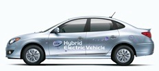 En bil med orden "hybrid elektrisk fordon" på den. (AI text)