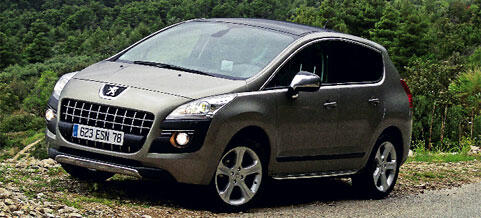En Peugeot 208 parkerad på en grusväg. (AI text)