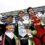 En motorcykelförare med pokaler på ett podyum (AI text)