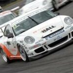 en grupp racingbilar på en bana (AI text)