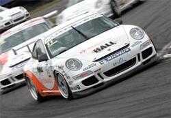 en grupp racingbilar på en bana (AI text)