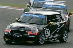 En Mini Cooper GT tävlar på en racerbana. (AI text)