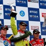 En grupp personer på en podie med priser. (AI text)