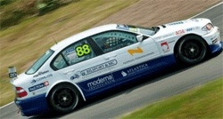 En racebil kör nerför banan. (AI text)