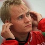 En racerförare i en röd racerjacka (AI text)