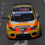 En racerbil kör nerför en väg. (AI text)