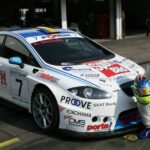 En racebil i en garage. (AI text)