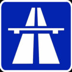 En skylt med en motorvägskorsning (AI text)