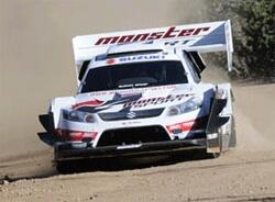 En Suzuki Monster-rallybil kör på en grusväg. (AI text)