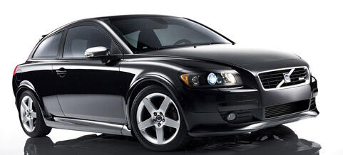 En svart Volvo C40 parkerad på ett vitt bakgrund. (AI text)