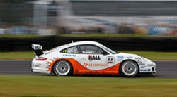 En Porsche 911 GT3 RS tävlar på en bana. (AI text)