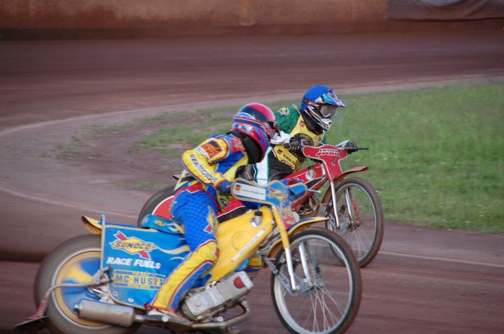 en motorcykelraceförare och en motorcykelförare på en grusbana (AI text)