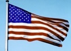 En amerikansk flagga fladdrar i vindens kast. (AI text)