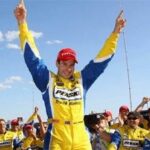 en raceförare firar med sin stall (AI text)