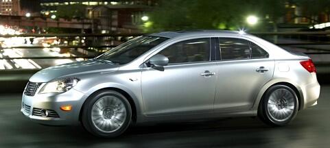 En silverfärgad bil kör nerför en stadsgata på natten. (AI text)