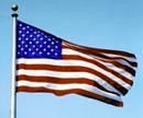 Den amerikanska flaggan fladdrar i vinden. (AI text)