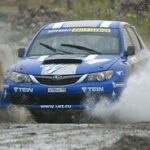 En blå Subaru WRX STI kör genom lera. (AI text)