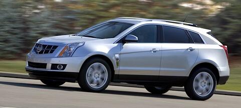 En vit Cadillac SRX kör nerför en landsväg. (AI text)