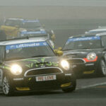 En grupp bilar på en racerbana. (AI text)