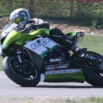 En grön motorsportsförare på en bana (AI text)