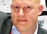 En kal man i kostym och slips. (AI text)