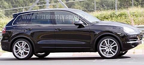 En Porsche Cayenne spåras på en racerbana. (AI text)