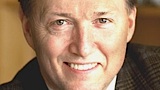 En man i kostym och slips (AI text)