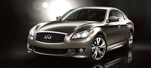 En silverfärgad Infiniti G35 sedan i en mörk rum. (AI text)