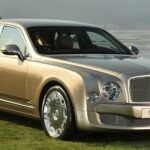 En Bentley Mulsanne parkerad på en gräsmatta. (AI text)