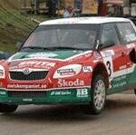 En rallybil kör nerför en bana. (AI text)