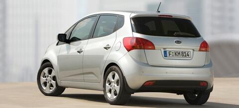 En silverfärgad bil står parkerad på en gata. (AI text)