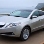 En silverfärgad Acura RDX kör på en motorväg. (AI text)