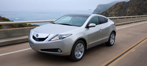 En silverfärgad Acura RDX kör på en motorväg. (AI text)