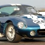 En klassisk racerbil kör nedför en bana. (AI text)