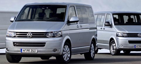 En grupp Volkswagen-vanparkerade i en parkeringsplats (AI text)