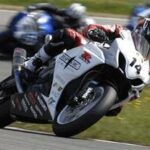 En motorcykelpilott kör på en racerbana. (AI text)