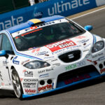 En racebil kör nedför banan. (AI text)