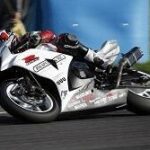 en racer på en motorcykel på en bana (AI text)