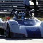 En racebil kör nerför banan. (AI text)