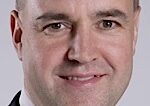 En man i kostym och slips (AI text)