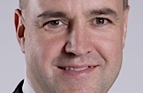 En man i kostym och slips (AI text)
