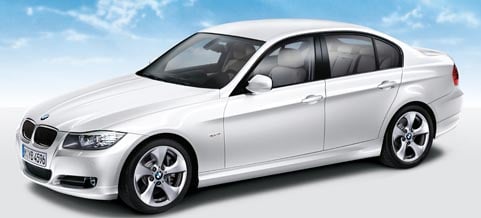 En BMW 3-serie - en vit bil mot en blå himmel. (AI text)