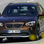 BMW X1 kör på en slingrig väg (AI text)