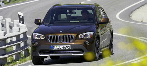 BMW X1 kör på en slingrig väg (AI text)